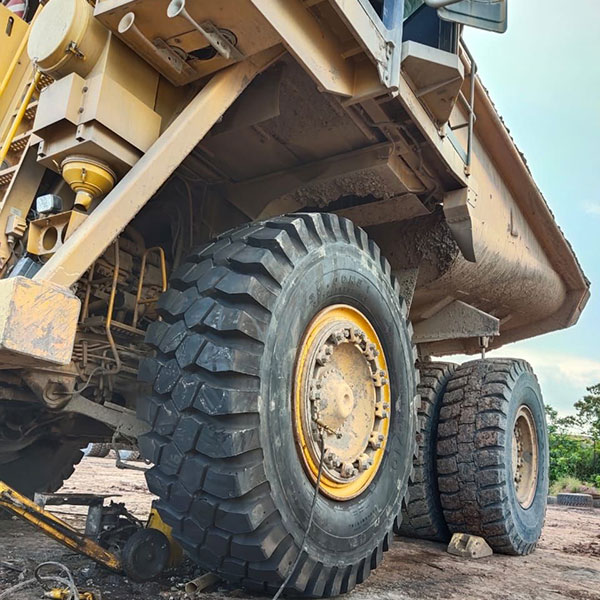 陆安牌巨型工程机械轮胎33.00R51确保煤矿开采作颐魅正常运行